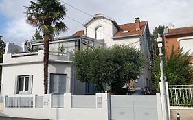 Chambre meublée indépendante, avec piscine, pour 2 personnes